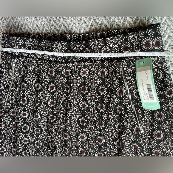 Le Lis Black and White Geometric Pencil Skirt - Picture 7 of 10